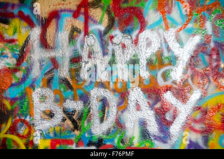 PRAGUE, RÉPUBLIQUE TCHÈQUE - 22 juillet : le mur de Lennon depuis les années 1980 est rempli de John Lennon-inspiré des graffitis et des morceaux de lyr Banque D'Images