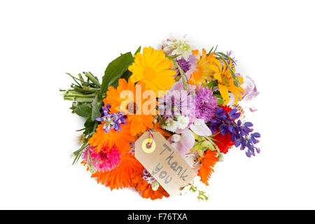 Bouquet de fleurs d'été avec un tag islolated sur fond blanc Banque D'Images