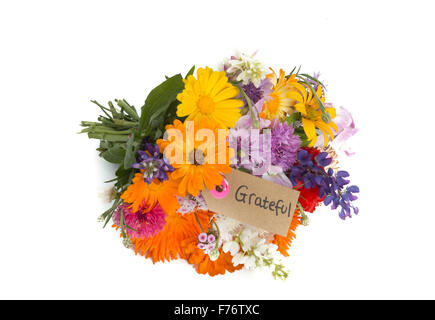 Bouquet de fleurs d'été avec un tag islolated sur fond blanc Banque D'Images