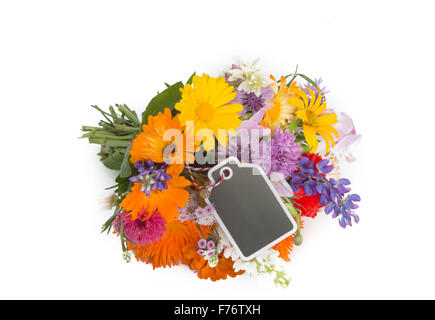 Bouquet de fleurs d'été avec un tag islolated sur fond blanc Banque D'Images