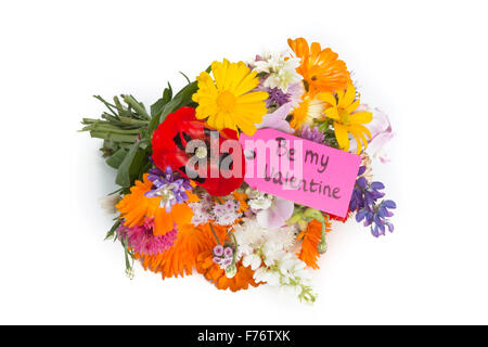 Bouquet de fleurs d'été avec un tag islolated sur fond blanc Banque D'Images