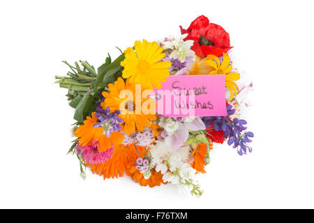 Bouquet de fleurs d'été avec un tag islolated sur fond blanc Banque D'Images