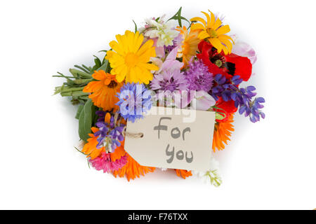 Bouquet de fleurs d'été avec un tag islolated sur fond blanc Banque D'Images