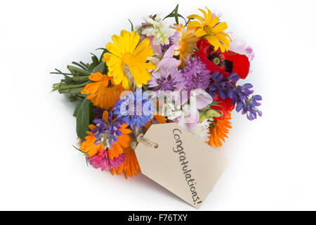 Bouquet de fleurs d'été avec un tag islolated sur fond blanc Banque D'Images