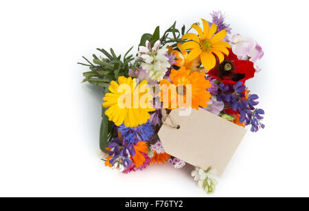 Bouquet de fleurs d'été avec un tag islolated sur fond blanc Banque D'Images