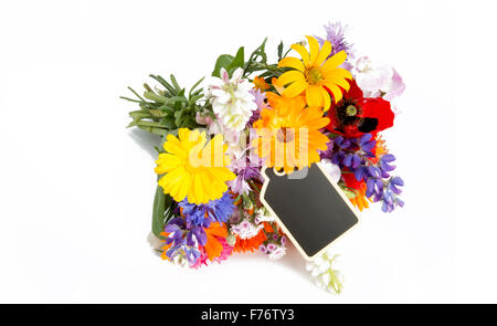 Bouquet de fleurs d'été avec un tag islolated sur fond blanc Banque D'Images