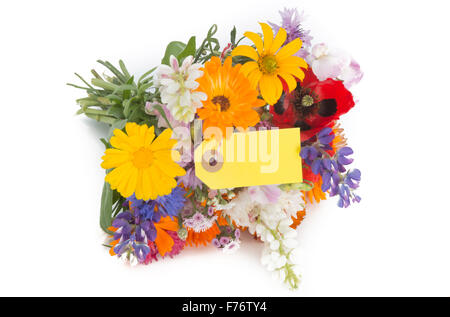 Bouquet de fleurs d'été avec un tag islolated sur fond blanc Banque D'Images