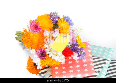 Bouquet de fleurs, cadeaux et le tag islolated sur fond blanc Banque D'Images