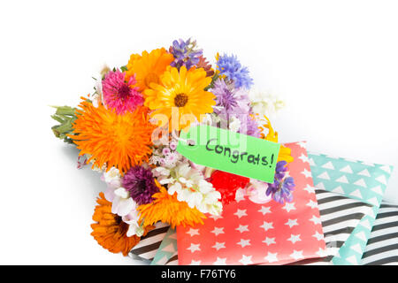 Bouquet de fleurs, cadeaux et le tag islolated sur fond blanc Banque D'Images