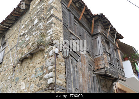 Village grec typique en pierre et maison en bois Banque D'Images