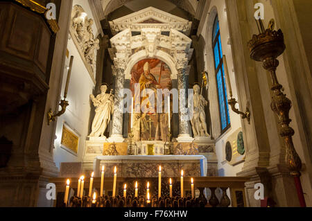 Chiesa di San Rocco church à Venise, Italie. Autel de l'intérieur de l'image papale Banque D'Images