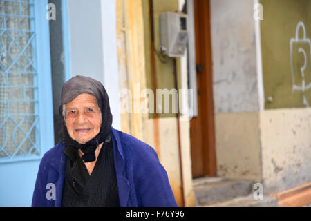 Agiassos Octobre Lesbos21 2015. Femme grecque iwalking dans son Aggiasos village grec typique. Banque D'Images