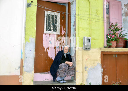 Agiassos Octobre Lesbos21 2015. Femme grecque en face de sa maison dans village typiquement grec. Aggiasos Banque D'Images