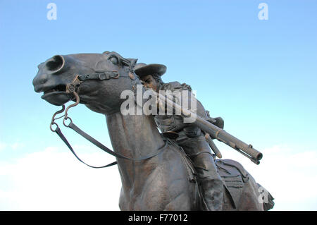 William Buffalo Bill Cody Statue in Oakley, Kansas, par le sculpteur  Charlie Norton. Cody est le meurtre d'un 'Goliath' buffalo de cheval durant  les années 1890 Photo Stock - Alamy