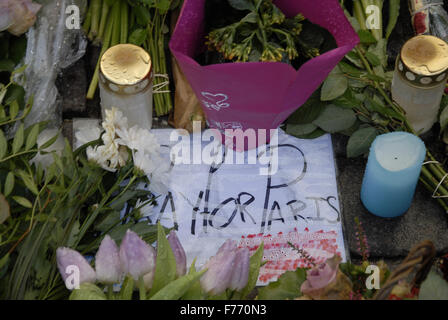 Copenhague, Danemark. 26 Nov, 2015. La présence policière à l'ambassade de France après Paris attaque terroriste. Les gens déposent des fleurs et faire preuve de respect devant l'ambassade de France à Copenhague, Danemark. Crédit : François doyen/Alamy Live News Banque D'Images