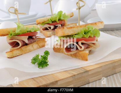 Sandwich jambon avec des tomates pour le petit déjeuner avec une tasse de café Banque D'Images