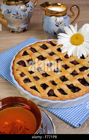 Pâte brisée tarte avec garniture aux cerises Banque D'Images