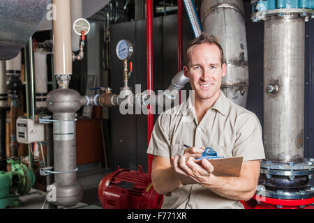 L'inspection du système de chauffage Technicien en chaufferie Banque D'Images