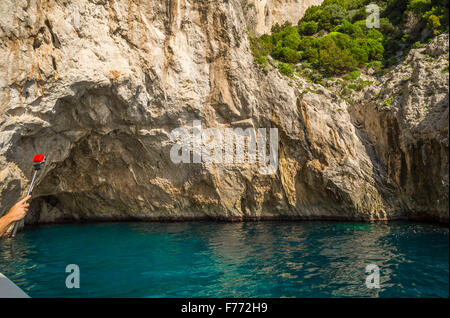 .Grotte Verte des pierres à la côte de la mer Méditerranée dans l'île de Capri, vu d'une excursion en bateau à moteur. Banque D'Images