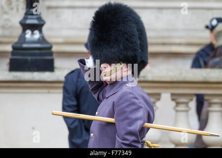 Le sergent-major de garnison Andrew 'Vern' Stokes, responsable de manifestations traditionnelles à London District, saluant au cénotaphe Banque D'Images