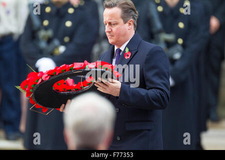 Le premier ministre, David Cameron, sur le point de jeter sa couronne de fleurs au cénotaphe Banque D'Images