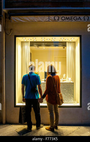 Couple window shopping à Venise, Italie Banque D'Images