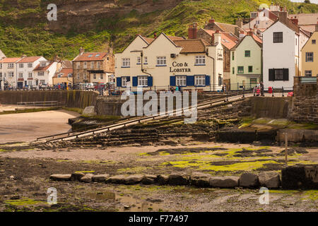 Vue sur le port et de halage à marée basse à Staithes, North Yorkshire, Angleterre, Royaume-Uni, y compris le homard et de la morue. Banque D'Images