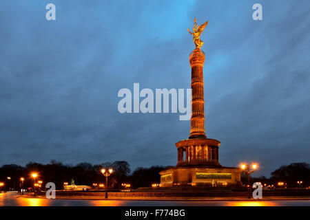 BERLIN, ALLEMAGNE, LE 22 DÉCEMBRE 2014 : Le symbole de Berlin, colonne de la Victoire dans la soirée Banque D'Images