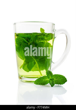 Thé à la menthe dans une tasse en verre isolated over white Banque D'Images