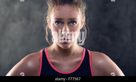 Head and shoulders Portrait of a Blond Woman Wearing Athletic transpiration rose et noir Débardeur et Standing je Banque D'Images