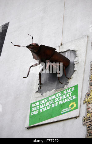 Wahlwerbung fuer die Gruenen zur anstehenden Europawahl : 'Vor der Mauer, nach der Mauer, schickt der Staat die Wanzen". Banque D'Images