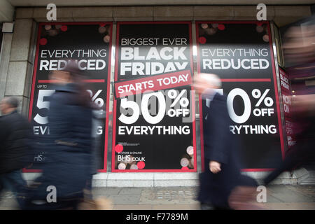 Oxford Street, Londres, Royaume-Uni. 26 novembre, 2015. Noël est venu pré acheteurs en grand nombre pour Oxford Street, dans le West End de Londres pour tenter de trouver quelques bonnes affaires boutiques comme réduire le prix d'une avance sur les réductions de prix Vendredi Noir sur Oxford Street, London, England, UK Crédit : Jeff Gilbert/Alamy Live News Banque D'Images