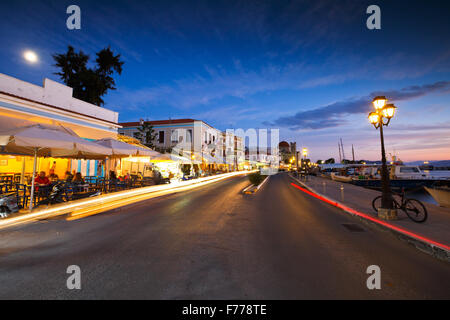 Vue sur la mer, avec des cafés, bars et restaurants et des bateaux de pêche dans le port de l'île d'Aegina, Grèce Banque D'Images