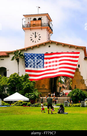 Humongus drapeau américain drapé aux murs de la Santa Barbara County Courthouse le 4 juillet Banque D'Images