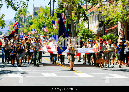 Les Boy Scouts d'Amérique, Santa Barbara en mars des troupes à la State Street Parade du 4 juillet Banque D'Images