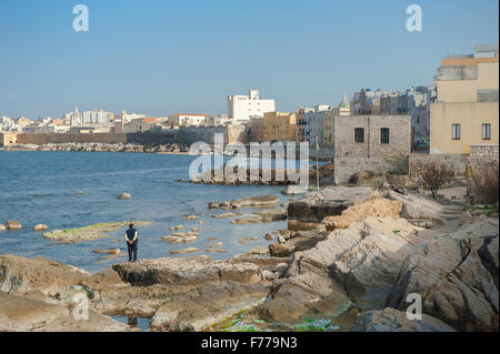 Trapani côte de Sicile, vue arrière d'un homme debout seul sur la rive nord de la côte de Trapani, Sicile. Banque D'Images