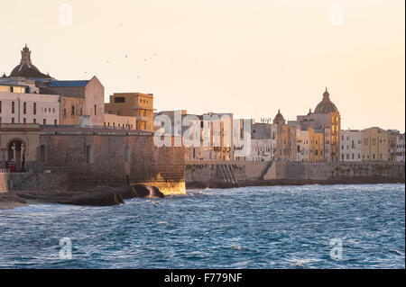 Trapani Sicile côte, le mur de la mer et les toits de la côté nord de Trapani au coucher du soleil, Sicile. Banque D'Images