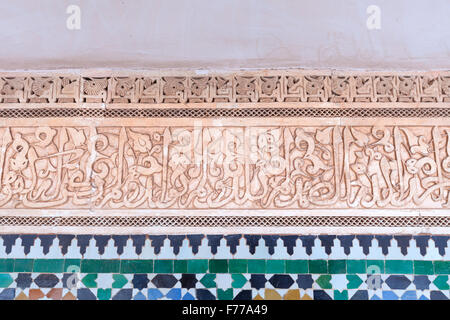 Ornate calligraphie islamique dans la cour de l'Ali Medersa Ben Youssef, Marrakech, Maroc Banque D'Images