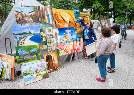 RIO DE JANEIRO, Brésil - 25 octobre 2015 : Regard sur les acheteurs d'art présentées à la Hippie juste en général Osorio, Ipanema. Banque D'Images