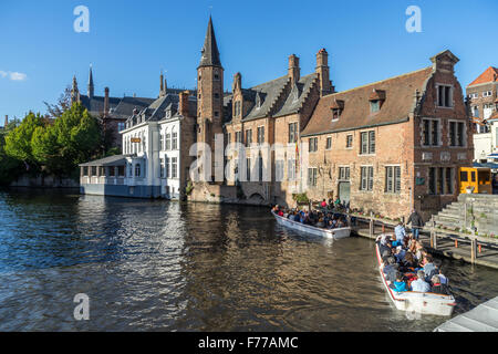 Les touristes de prendre des excursions en bateau autour de Bruges Flandre occidentale en Belgique Banque D'Images