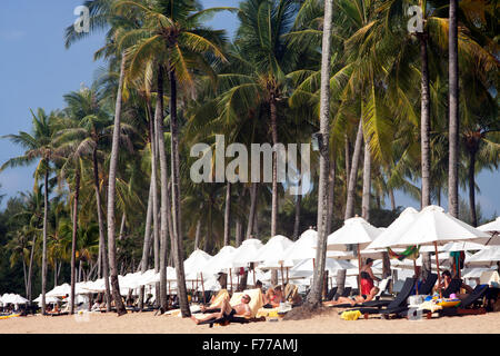 Les visiteurs se détendre sur la plage de Khuk Khak Khuk à l'hôtel Marriott à Khao Lak Banque D'Images