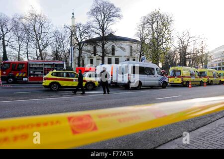 Bruxelles. 26 Nov, 2015. Des policiers montent la garde à l'extérieur belge la grande mosquée de Bruxelles dans la capitale belge, le 26 novembre 2015. Plusieurs enveloppes contenant une poudre blanche, soupçonné de "maladie du charbon", conclu jeudi à la grande mosquée de Bruxelles situé dans le Parc du Cinquantenaire, les médias locaux ont rapporté. Credit : Zhou Lei/Xinhua/Alamy Live News Banque D'Images