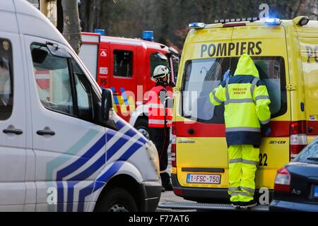 Bruxelles. 26 Nov, 2015. Photo prise le 26 novembre 2015 Personnel médical belge montre l'extérieur de la grande mosquée de Bruxelles dans la capitale de la Belgique. Plusieurs enveloppes contenant une poudre blanche, soupçonné de "maladie du charbon", conclu jeudi à la grande mosquée de Bruxelles situé dans le Parc du Cinquantenaire, les médias locaux ont rapporté. Credit : Zhou Lei/Xinhua/Alamy Live News Banque D'Images