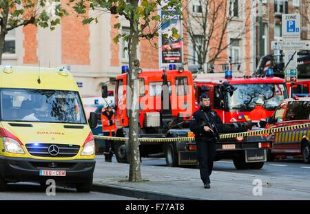 Bruxelles. 26 Nov, 2015. Des policiers montent la garde à l'extérieur belge la grande mosquée de Bruxelles dans la capitale belge, le 26 novembre 2015. Plusieurs enveloppes contenant une poudre blanche, soupçonné de "maladie du charbon", conclu jeudi à la grande mosquée de Bruxelles situé dans le Parc du Cinquantenaire, les médias locaux ont rapporté. Credit : Zhou Lei/Xinhua/Alamy Live News Banque D'Images