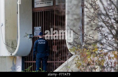 Bruxelles. 26 Nov, 2015. Un policier Belge monte la garde à l'extérieur de la grande mosquée de Bruxelles dans la capitale belge, le 26 novembre 2015. Plusieurs enveloppes contenant une poudre blanche, soupçonné de "maladie du charbon", conclu jeudi à la grande mosquée de Bruxelles situé dans le Parc du Cinquantenaire, les médias locaux ont rapporté. Credit : Zhou Lei/Xinhua/Alamy Live News Banque D'Images