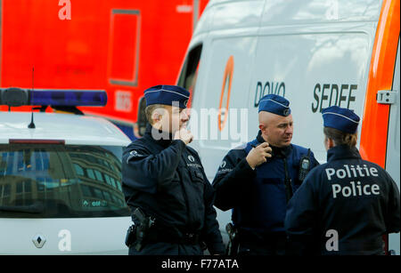 Bruxelles. 26 Nov, 2015. Des policiers montent la garde à l'extérieur belge la grande mosquée de Bruxelles dans la capitale belge, le 26 novembre 2015. Plusieurs enveloppes contenant une poudre blanche, soupçonné de "maladie du charbon", conclu jeudi à la grande mosquée de Bruxelles situé dans le Parc du Cinquantenaire, les médias locaux ont rapporté. Credit : Zhou Lei/Xinhua/Alamy Live News Banque D'Images