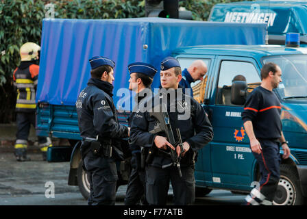 Bruxelles. 26 Nov, 2015. Des policiers montent la garde à l'extérieur belge la grande mosquée de Bruxelles dans la capitale belge, le 26 novembre 2015. Plusieurs enveloppes contenant une poudre blanche, soupçonné de "maladie du charbon", conclu jeudi à la grande mosquée de Bruxelles situé dans le Parc du Cinquantenaire, les médias locaux ont rapporté. Credit : Zhou Lei/Xinhua/Alamy Live News Banque D'Images