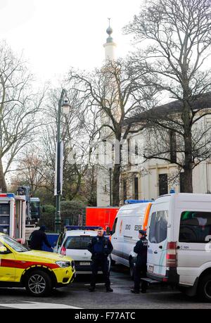 Bruxelles. 26 Nov, 2015. Des policiers montent la garde à l'extérieur belge la grande mosquée de Bruxelles dans la capitale belge, le 26 novembre 2015. Plusieurs enveloppes contenant une poudre blanche, soupçonné de "maladie du charbon", conclu jeudi à la grande mosquée de Bruxelles situé dans le Parc du Cinquantenaire, les médias locaux ont rapporté. Credit : Zhou Lei/Xinhua/Alamy Live News Banque D'Images