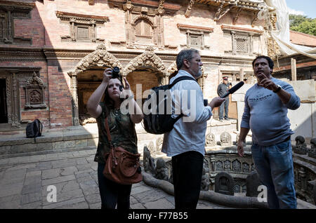 Les touristes, les journalistes et leur guide au travail, Sundari Chowk, Patan Durbar Square, 2015, Népal Banque D'Images