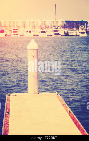 Yacht tons Vintage pier contre le soleil, travel concept. Banque D'Images